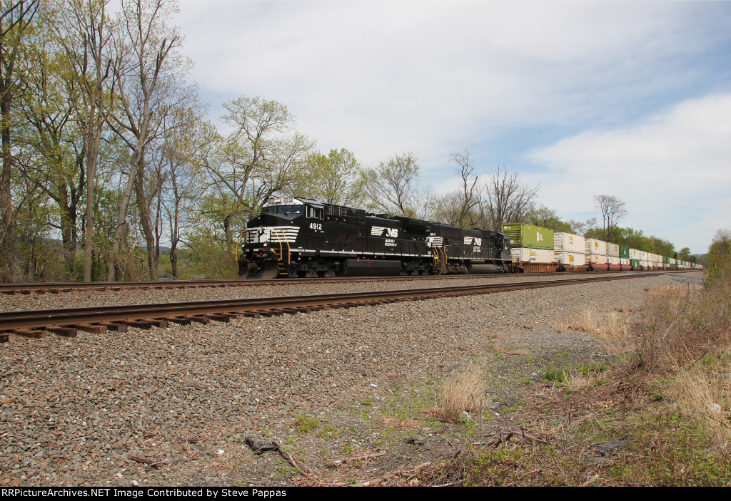 NS 4912 leading train 259 west 